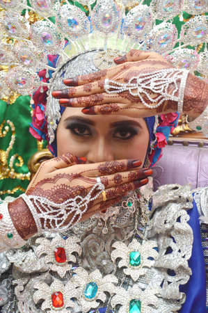 TARAKAN - INDONESIA, 4 MARCH 2017 : Portrait of a beautiful bugis bride wearing a traditional Bugis bridal dress before or on her wedding dayのeditorial素材