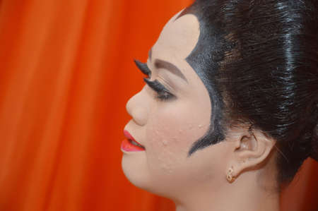 TARAKAN - INDONESIA 5 NOVEMBER 2017 : Indonesian brides are groomed before the wedding processionのeditorial素材