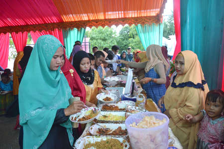 TARAKAN - INDONESIA, 5 NOVEMBER 2017 : Wedding reception guests eat in a buffet mannerのeditorial素材