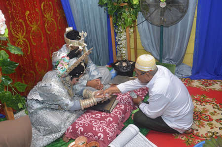 TARAKAN - INDONESIA, 19 MARCH 2020 : khatam al-qur'an by an Indonesian bugis bride before her weddingのeditorial素材