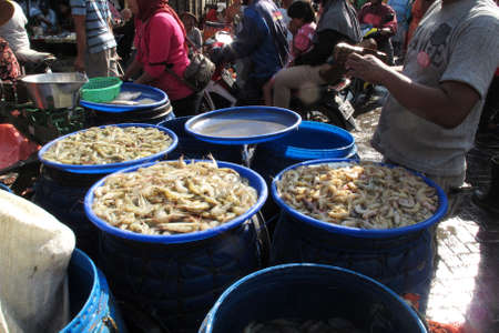 SURABAYA - INDONESIA, 23 JUNE 2013 : traditional fish market trading activitiesのeditorial素材
