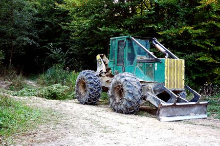 Forestry tractor to tow truncated trees