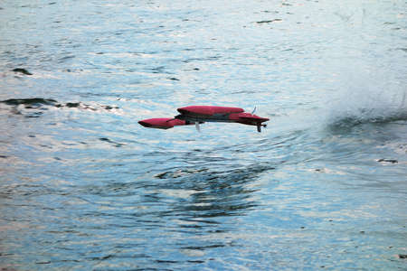 Prototype electric model boat reaching a speed of 100km / h, 62mile / h