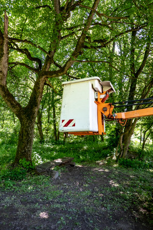 Lifting platform for people on a truck