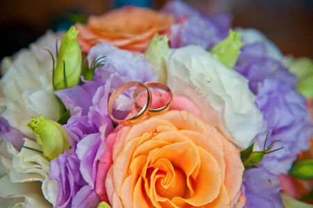 wedding rings on bridal bouquet close upの写真素材