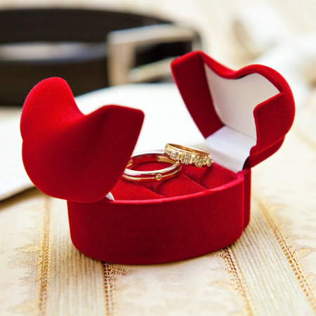 Velvet box with wedding ringsの写真素材