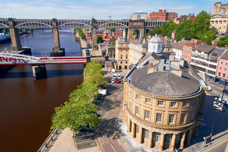 NEWCASTLE UPON TYNE, ENGLAND, UK - AUGUST 13, 2015: Aerial View of the streets of Newcastle's Quayside beside the river Tyne.のeditorial素材