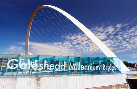 NEWCASTLE UPON TYNE, ENGLAND, UK - AUGUST 13, 2015: Gateshead's Millennium Bridgeのeditorial素材