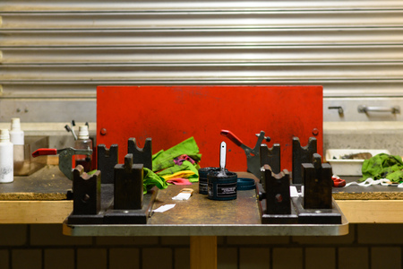 Workbench to clean and grease military weapons
