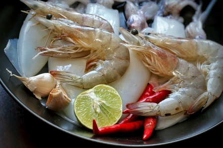 Mixed seafood shrimp and squid with herbの素材