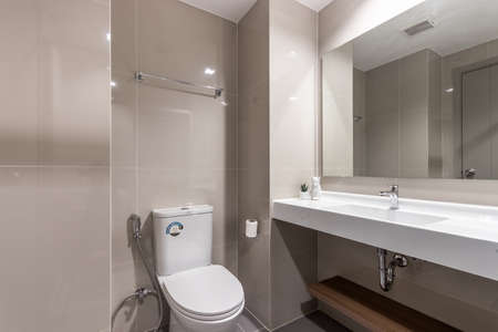 Clean and white bathroom with amenities.のeditorial素材