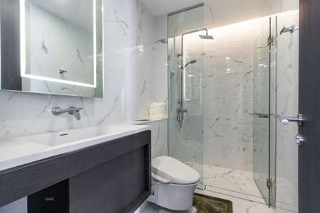 Clean and white bathroom with amenities.のeditorial素材