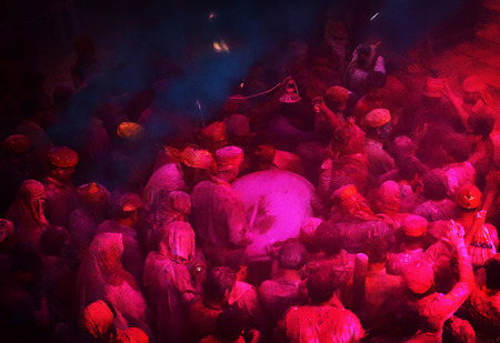 Mathura, March 06 2015: Indian devotees dance at the Holi celebrations, the Hindu festival of colors.のeditorial素材