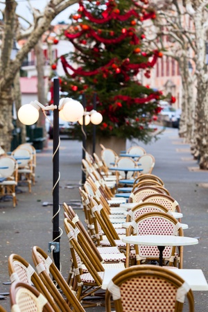 Street cafe at Christmas. Vertical shot with small GRIPの写真素材