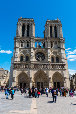 FRANCE, PARIS - JUNE 01: People on the street before the Notre Dame Cathedral in central Paris on June 01, 2015のeditorial素材
