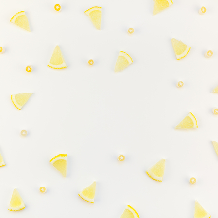 Square flatlay overhead top view citrus lemon slices pattern frame white table background with copyspace.の写真素材