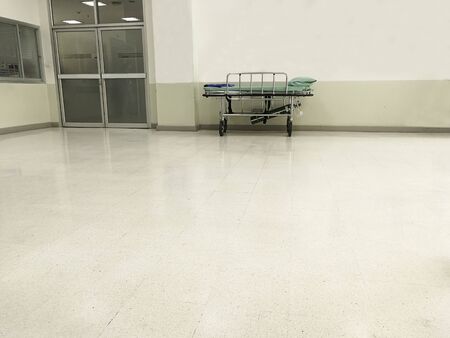 hallway infront of emergency room ward in hospital with nobody on bedの写真素材
