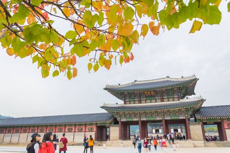 SEOUL, SOUTH KOREA - 2015 OCTOBER 26: tourists gather outside of Gyeongbokgung Palace in Seoul, South Korea.のeditorial素材