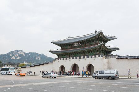 SEOUL, SOUTH KOREA - 2015 OCTOBER 26: tourists gather outside of Gyeongbokgung Palace in Seoul, South Korea.のeditorial素材