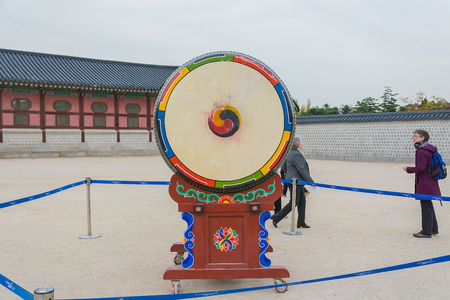 SEOUL, KOREA - October 26, 2015: Huge ceremonial drum at Gyeongbokgung Palaceのeditorial素材
