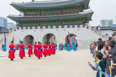 SEOUL, SOUTH KOREA - October 26, 2015 : The soldier march changing of the guard demonstration at Gyeongbokgung Palace on October 26, 2015 in Seoul, South Koreaのeditorial素材