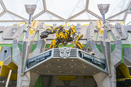 SINGAPORE - JULY 20,2015 : TRANSFORMERS The Ride: The Ultimate 3D Battle The statue of Autobot robot at Sci-Fi City, Universal Studio, Singaporeのeditorial素材