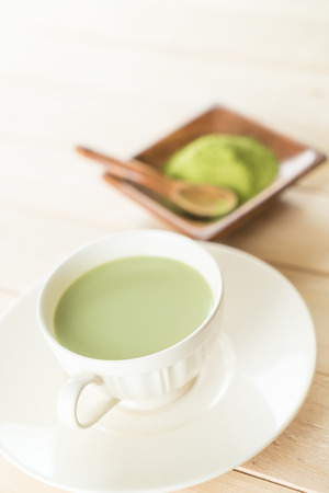 hot matcha latte on woodのeditorial素材