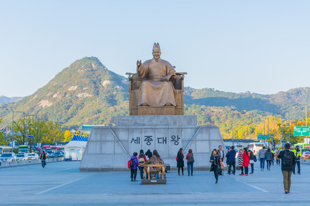 SEOUL, SOUTH KOREA - October 30, 2015 :King sejong statue in seoul city Koreaのeditorial素材