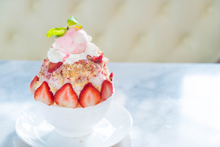 strawberry crumble bingsu - korean dessert