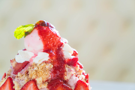 strawberry crumble bingsu - korean dessertの写真素材