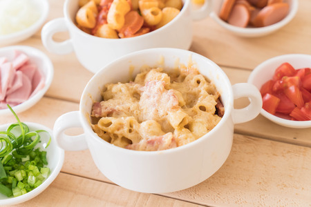 macaroni cheese and ham on wood tableの写真素材