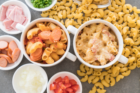 macaroni cheese and ham on the table