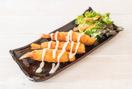 batter-fried prawns on black plateの写真素材
