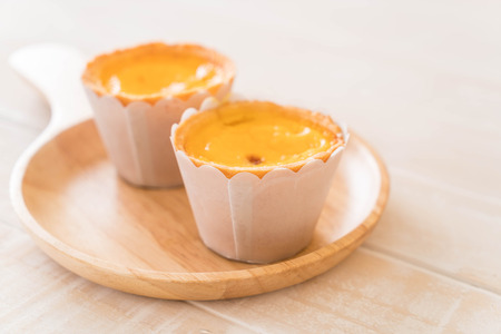 egg tart on wood plateの写真素材