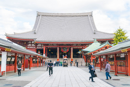 TOKYO-NOV 16: Crowded people at Buddhist Temple Sensoji on November 16, 2016 in Tokyo, Japan. The Sensoji temple in Asakusa area is the oldest temple in Tokyo.のeditorial素材