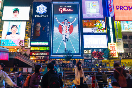 OSAKA, JAPAN - NOV 19 2016: Group of the people walking to shopping at the Osaka night market at Osaka city, Japanのeditorial素材