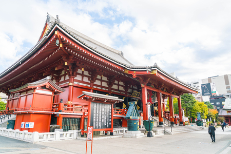 TOKYO-NOV 16: Crowded people at Buddhist Temple Sensoji on November 16, 2016 in Tokyo, Japan. The Sensoji temple in Asakusa area is the oldest temple in Tokyo.のeditorial素材
