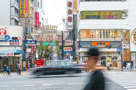 OSAKA, JAPAN - NOV 19 2016: Group of the people walking to shopping at the Osaka night market at Osaka city, Japanのeditorial素材