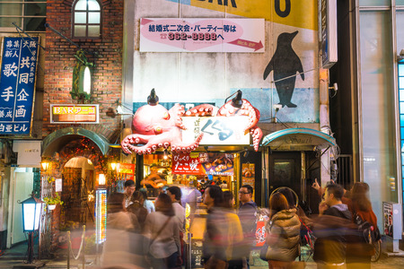 OSAKA, JAPAN - NOV 19 2016: Group of the people walking to shopping at the Osaka night market at Osaka city, Japanのeditorial素材