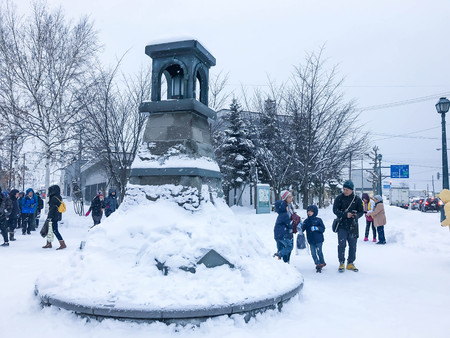 Hokkaido, Japan - DEC 15, 2016: Tourists are walking along Sakaimachi Street in Otaru, Hokkaido, Japan.のeditorial素材