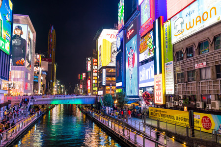 OSAKA, JAPAN - NOV 19 2016: Group of the people walking to shopping at the Osaka night market at Osaka city, Japanのeditorial素材