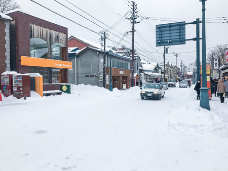 Hokkaido, Japan - DEC 15, 2016: Tourists are walking along Sakaimachi Street in Otaru, Hokkaido, Japan.のeditorial素材