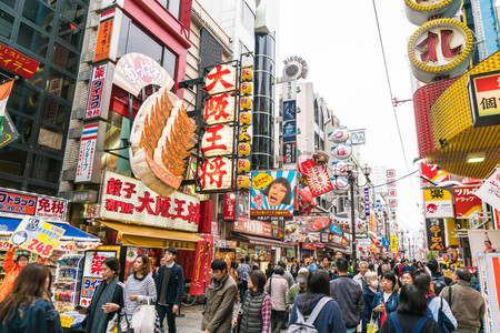 OSAKA, JAPAN - NOV 19 2016: Group of the people walking to shopping at the Osaka night market at Osaka city, Japanのeditorial素材