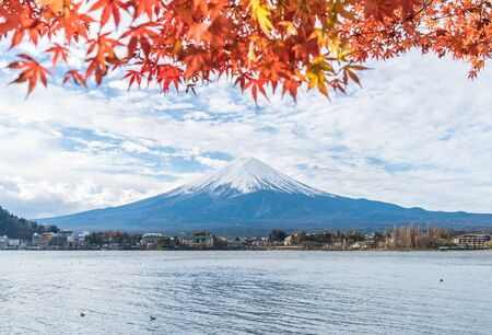 Mountain Fuji San with cloudy at Kawaguchiko Lake in Japan.のeditorial素材