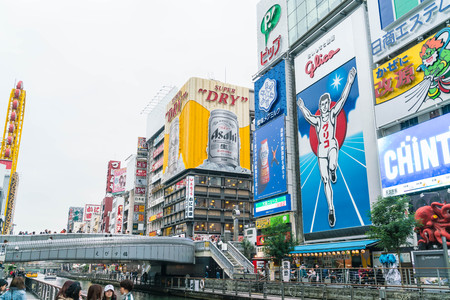 OSAKA, JAPAN - NOV 19 2016: Group of the people walking to shopping at the Osaka night market at Osaka city, Japanのeditorial素材