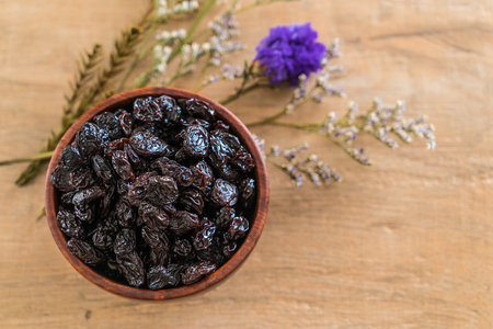 black raisins in bowl on tableの写真素材