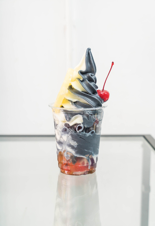 yogurt and chachole ice cream with mix fruit in cafeの写真素材