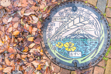 Kawaguchiko , JAPAN - Nov 27 2016 : colorful Kawaguchiko manhole covers are around the city of Kawaguchiko, Japan.のeditorial素材