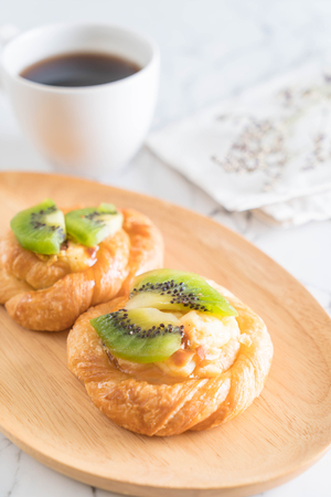 kiwi pie on wood plateの写真素材