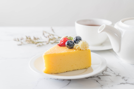 cheese cake strawberry and blueberries with teaの写真素材